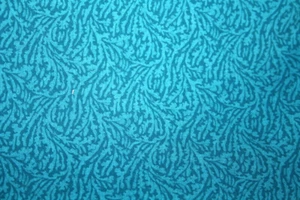 MÄANDERNDE BLÄTTER IN BLAU AUF BLAU - 100% BAUMWOLLSTOFF - Bild 1 von 3