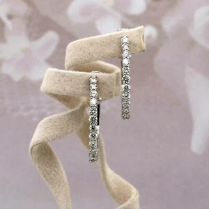 Pendientes de aro de oro blanco de 14 quilates con forma ovalada de 0,51 quilates de diamantes redondos de 0,7" de largo - Imagen 1 de 8