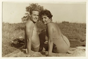AN EXTREMELY ATTRACTIVE COUPLE AT THE BEACH - Picture 1 of 3