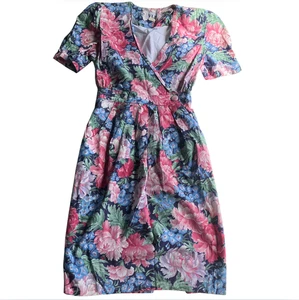 Vintage 80er Jahre V.L.P. Petites kurzärmliges Kleid Pfingstrosenmuster Blumenmuster Größe 12 - Bild 1 von 7