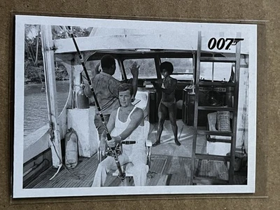 Tarjeta de retroceso 2014 Rittenhouse James Bond 007 Archives Live and Let Die #037 Foto 1 de 2