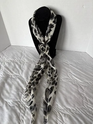 女式几何围巾-白色和黑色-玫瑰花饰- 4" x 48 — 第 1/4 张图片