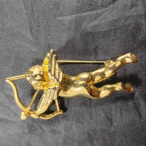 Vintage goldfarbene Amor Engel Pfeil Schleife Flügel Liebe Brosche Anstecknadel - Bild 1 von 7