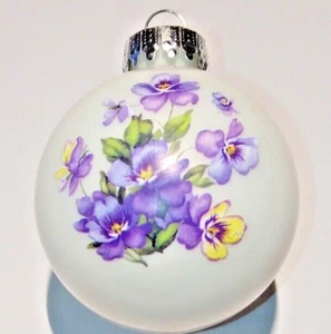 KREBS-GLAS Lauscha " Deko- Glaskugel Ø 5,7 cm porzellanweiß-Blumendekor violett - Bild 1 von 1