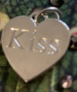 Thomas Sabo `Kiss` Heart Charm. Weight 3.4gm Sterling Silver Minor Scratches - Picture 1 of 7