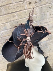 Unisex Marrón Envejecido Tricornio Pirata Sombrero Renacimiento Cuero Plumas 57cm (22 - Imagen 1 de 6