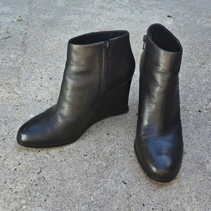 Botines Vince Camuto Gemina de cuero negro con cremallera lateral talla 8M tacón de cuña - Imagen 1 de 24