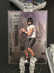 Taulia Tagovailoa 2022 Skybox Metal Universe Champions BASE 079 - Foto 1 di 2