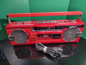 RARO Vintage Sharp Portatile Boombox QT-S3 Funzionante Rosso Retro Radio Cassetta Giappone - Foto 1 di 12
