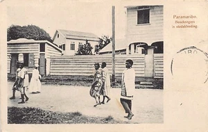 Suriname - PARAMARIBO - Boschnegers in stadskleeding - Bushnegroes in city cloth - Picture 1 of 2