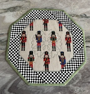 Topper da tavolo ottagonale schiaccianoci brigata natalizia fatto a mano - regalo bambino Mackenzie - Foto 1 di 6