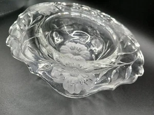 Plato decorado floral grabado borde ancho con patas de vidrio prensado pesado vintage - Imagen 1 de 11