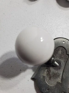 Vintage weißer runder Knopf mit Metallplatte - Bild 1 von 6