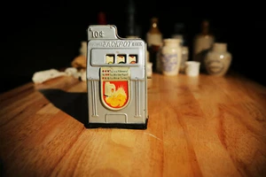 VINTAGE JAPAN JACKPOT SLOT MACHINE BANK. IT STANDS 6" TALL, 3 1/2" WIDE AND 2" D - Picture 1 of 6
