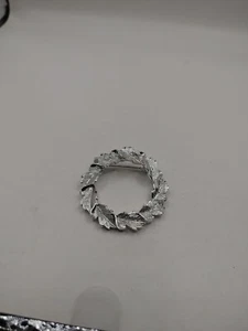 VTG PIN/BROOCH Silver-tone Leaf Wreath signed Gerry's - Picture 1 of 8