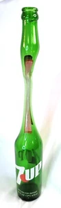 Vintage 70er 7UP Flasche gedehntes Kunstglas Retro grün Jahrmarkt Vergnügungspark 16,5 Zoll - Bild 1 von 13
