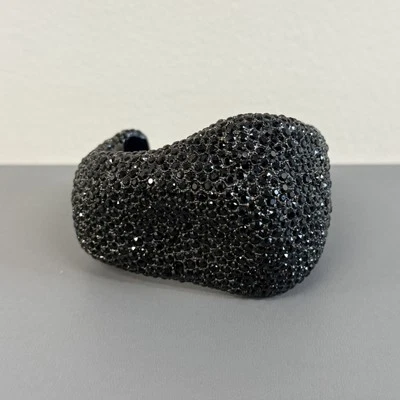 Punho de cristal pavê grande Alexander McQueen - Imagem 1 de 4