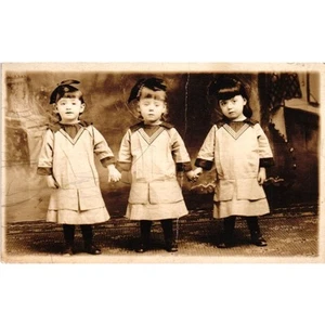 Abiti marinaio RPPC bambina fiocchi tenendosi per mano amicizia marina patriottica - Foto 1 di 3