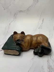 Vintage Holz handgeschnitzt Katze Nickerchen auf Bücherstapel - Bild 1 von 7