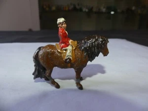 FIGURINE EN PLOMB ECUILLIERE ROUGE AVEC CHEVAL MARRON - Picture 1 of 4