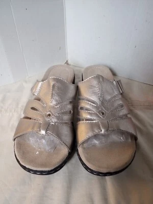 Sandalias Croft & Barrow para mujer con recorte plateado tacón medio de cuña sin cordones 8,5 M Foto 1 de 4