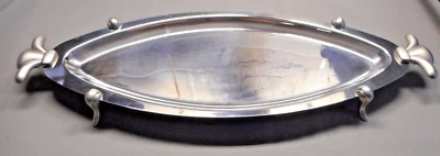 Bandeja para servir enchapada en plata con patas ovalada mango de flor de lis de 25" de largo Foto 1 de 4