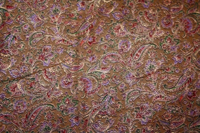 CANTERBURY FROM HOFFMAN-FLORES ROXAS E PAISLEY EM MARROM - TECIDO 100% ALGODÃO - Imagem 1 de 3