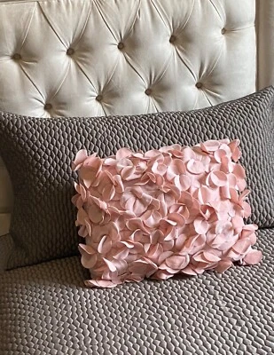 Almohada PETALS Flor Rosa | Cojín | Rectángulo | Rosa Pálido | Rosa Polvorienta Foto 1 de 4