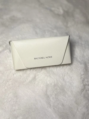 Estuche para gafas de sol Michael Kors blanco imitación cuero con tela Foto 1 de 4