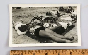 Foto Original De Colección Instantánea Hombre Pecho Peludo con Mujeres Atlantic City 1948 - Imagen 1 de 2