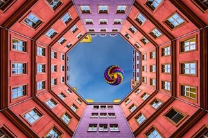 Fotomurale TESSUTO NON TESSUTO - CORTILE ASTRATTO - (6228S) - palloncino cielo finestra XXL - Foto 1 di 3