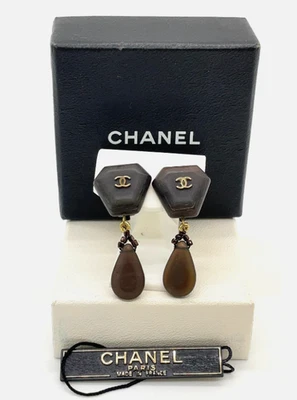 Pendientes colgantes vintage Chanel madera con cuentas 1999 logotipo 'CC' caja etiqueta marca motivo marrón Foto 1 de 4