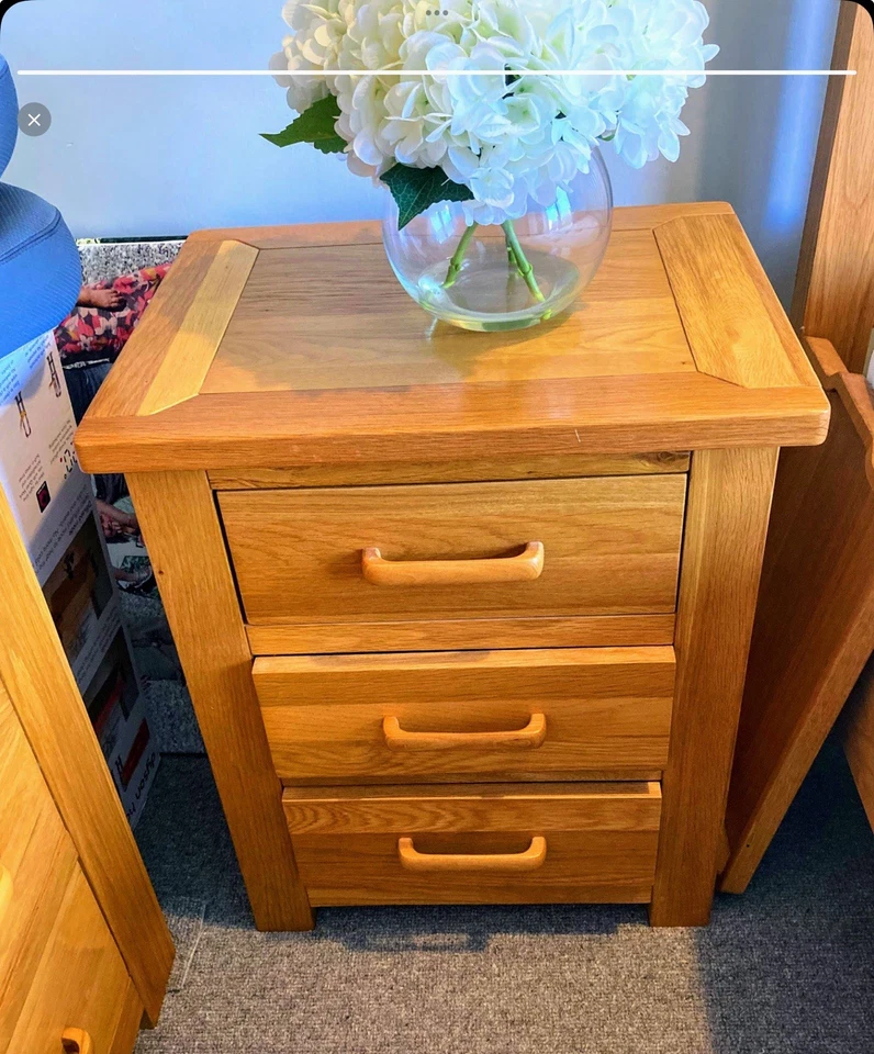 Two Oak Bedside Cabinets - Image 1 of 1