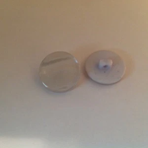 NEW 10 PCS 3/4 INCH SHANK BUTTONS WHITE  WAVY PEARL FINISH - Picture 1 of 2
