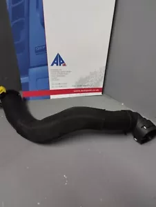 LAND ROVER DISCOVERY 3.0TDV6 TOP RADIATOR HOSE 2010 to 2016-LR118802-OE QUALITY - Picture 1 of 3