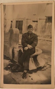 Fotografía instantánea soldado de EE. UU. sentado en un banco en algún lugar de Europa - Imagen 1 de 1