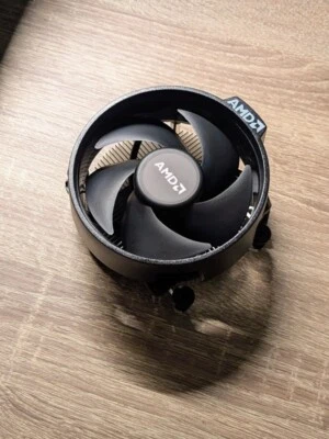 Dissipatore CPU AMD Wraith - Raffreddamento Efficace per il Tuo Processore - Immagine 1 di 3