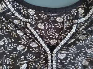 Blusa negra Lucky Brand talla M con diseño blanco. Excelente estado. - Imagen 1 de 7