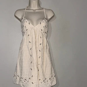 Cremefarbenes Neckholderkleid mit bestickten Details - Bild 1 von 9