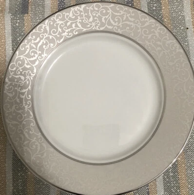 New MIKASA PARCHMENT L3438 FINE CHINA Salad Plates Dishwasher Safe Quality Of 4 Foto 1 de 4