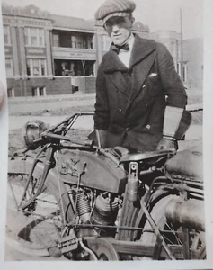 Vintage MOTORCYCLE - EXCELSIOR AUTO CYCLE - photograph - listing #5305 - Picture 1 of 10