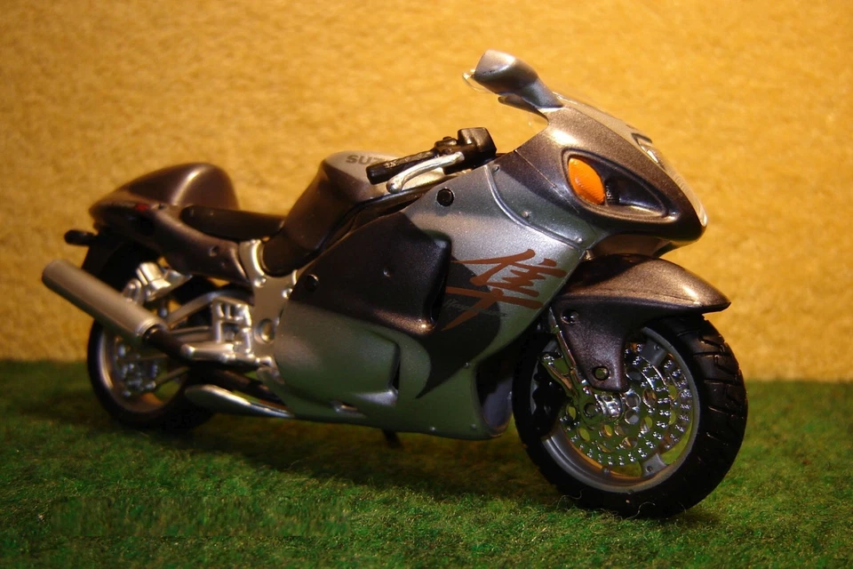 1:18 Suzuki GSX-R 1300 Hayabusa Antrazit 2005 MAISTO 00635 - Bild 1 von 1
