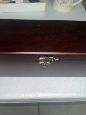 Caja de regalo de madera para presentación de vino forrada satinada con 5 herramientas de vino Foto 1 de 4