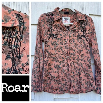 Camisa Top Roar Para Mujer Rosa Floral Estrás Adornada Manga Larga Con Botones Foto 1 de 4