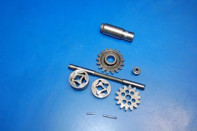 2006 05-06 KTM 250 SX-F ДВИГАТЕЛЯ МАСЛЯНЫЙ НАСОС ВАЛ РОТОРА РЕДУКТОР ХОЛОСТОГО ХОДА СМАЗКА 77038002000 - Изображение 1 из 4