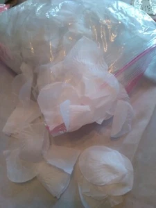 E25   Over 1000 White Artificial Silk Rose Petals By Details Access. Greenbrier - Picture 1 of 2