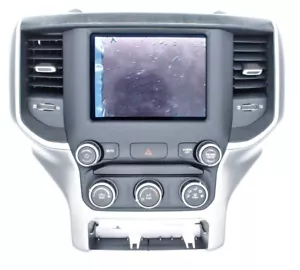 Radio RAM 1500 DT 2019 8,4 UConnect 5 sin navegación actualización con climatización y bisel totalmente nueva - Imagen 1 de 3