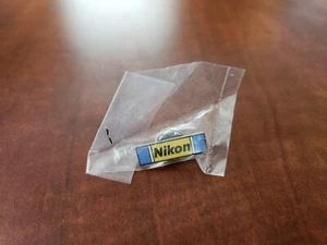 Vintage Nikon Kamera Anstecknadel blau und gelb - Bild 1 von 3
