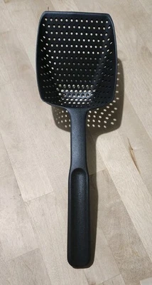 PAMPERED CHEF Scoop 'N Drain #1622 Plastic Slotted Hand Strainer Colander NICE!! - Image 1 of 4