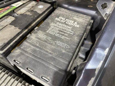 DODGE CARAVAN 2001-2002 ENGINE FUSE BOX  - Image 1 of 4